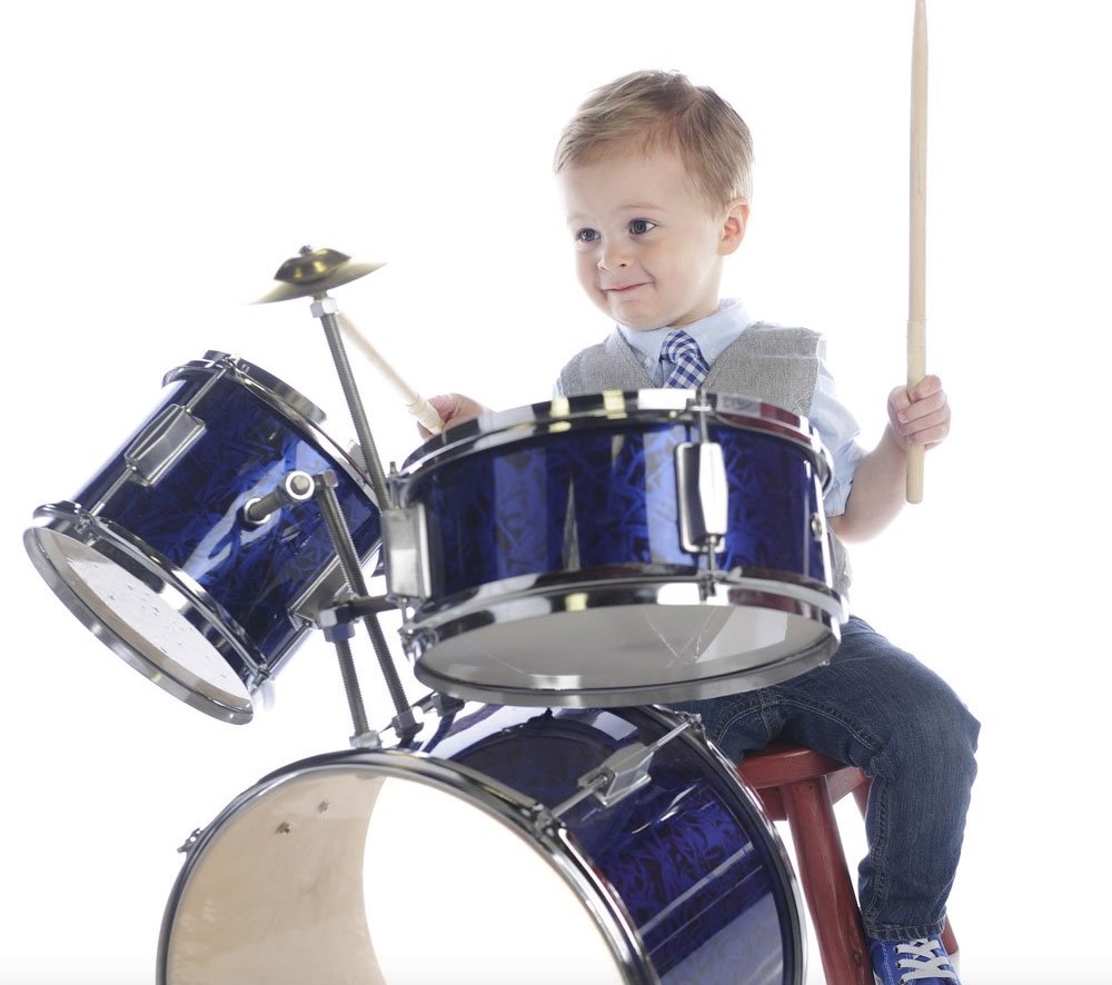 Niño pequeño tocando batería